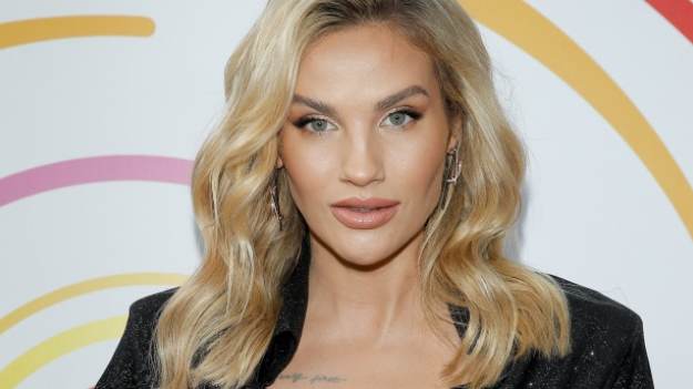 RMF Extra: Karolina Gilon w śmiałym wydaniu. Od głębokiego dekoltu trudno oderwać wzrok [WIDEO]