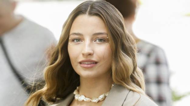 RMF Extra: Julia Wieniawa w neonowym topie. Tak aktorka pozdrawia z egzotycznych wakacji! [ZDJĘCIE]