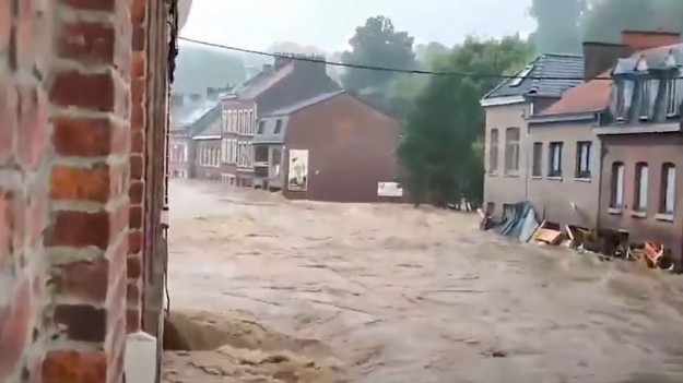 Die Stadt vor und nach dem Hochwasser.  In ganz Deutschland wüten gigantische Überschwemmungen.  „Fluten von historischem Ausmaß“ [ZDJCIA, FILMY] :: Magazin :: RMF FM