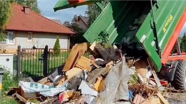 RMF Extra: Wywiózł śmieci do lasu. TikToker go wyśledził i wymierzył sprawiedliwość. To nagranie podbija sieć! [WIDEO]