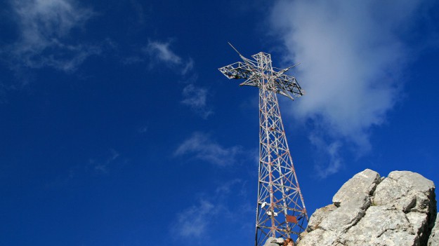 RMF Extra: Mężczyzna wspiął się na wierzchołek krzyża na Giewoncie. Straż Tatrzańskiego Parku Narodowego szuka nieodpowiedzialnego turysty