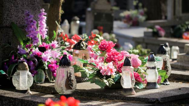 RMF Extra: Na czym zrobić stroik na cmentarz? Te materiały wytrzymają każdą pogodę