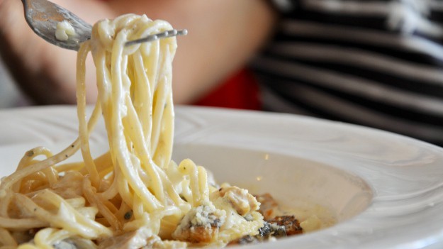 RMF Extra: Proste wegańskie spaghetti carbonara z boczkiem z wędzonego tofu