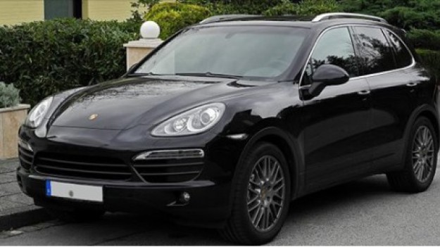 RMF Extra: Najciemniej pod latarnią! Z policyjnego parkingu zniknął luksusowy samochód