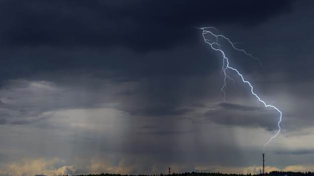 RMF Extra: IMGW ostrzega przed burzami i intensywnymi opadami deszczu. Gdzie teraz grzmi?