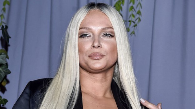 RMF Extra: Joanna Liszowska zachwyciła odważną stylizacją! Aktorka postawiła na głęboki dekolt