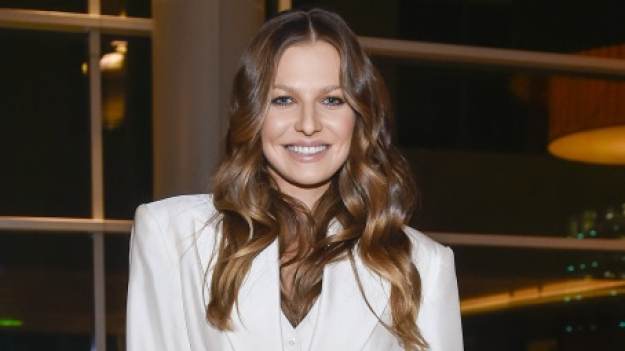 RMF Extra: Anna Lewandowska w głębokim dekolcie. Wycięta marynarka delikatnie odsłania jej ciało [FOTO]