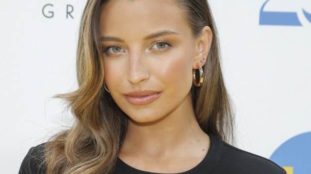 RMF Extra: Julia Wieniawa w kreacji z wycięciami. Pokazała nowe zdjęcie. "Bardzo kobieco"