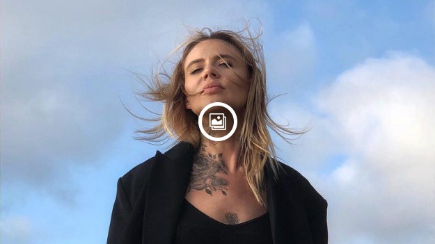 RMF Extra: Maja Sablewska wystawia piersi do zdjęć. "Trochę się to zaczyna robić chore" [+18]