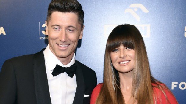 RMF Extra: Lewandowscy na spacerze z córkami. Fani patrzą na ich stylizacje!