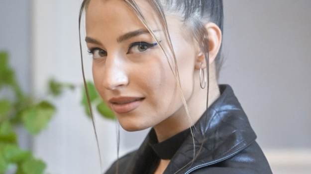 RMF Extra: Julia Wieniawa w zmysłowej sesji foto. Przed obiektywem odsłoniła tatuaże. "Zjawiskowa królowa" - komentują internauci