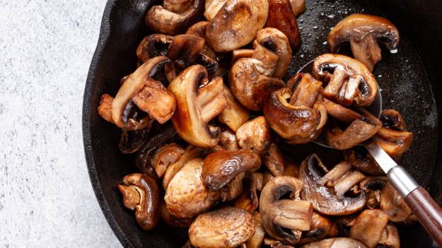 RMF Extra: Pieczarki jak z najlepszej restauracji. Dodaj ten składnik, a będą soczyste i chrupiące