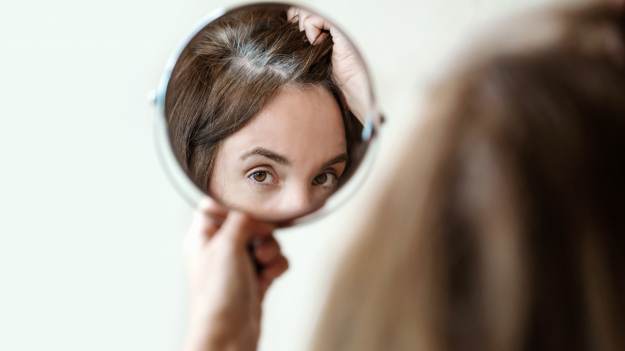 RMF Extra: Masz siwe włosy i chcesz powrócić do naturalnego koloru? Naukowcy odkryli, co trwale przywraca pigment 