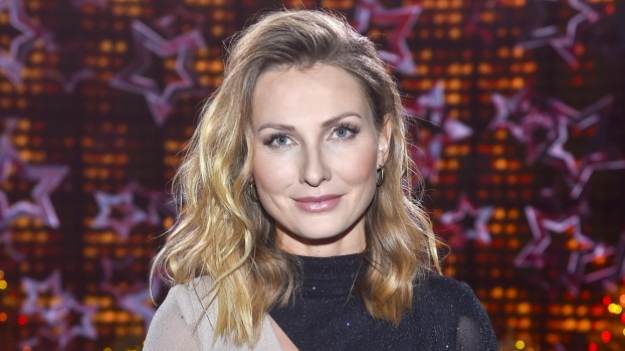 RMF Extra: Joanna Moro w stroju kąpielowym na piaszczystym brzegu. Aktorka pochwaliła się hipnotyzującym kadrem z wakacji [ZDJĘCIE]