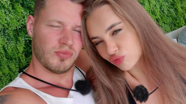RMF Extra: Wiktoria z "Love Island" w samym ręczniku. Tak wypoczywa na rajskim wyjeździe. Jak wygląda jej związek z Sebastianem?