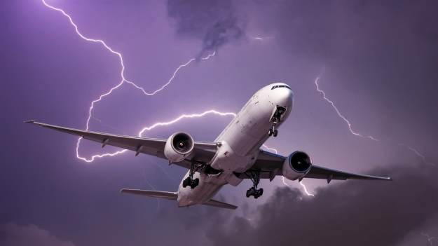 RMF Extra: Piorun trafił w drzwi samolotu. Za nimi siedział polski steward [WIDEO]