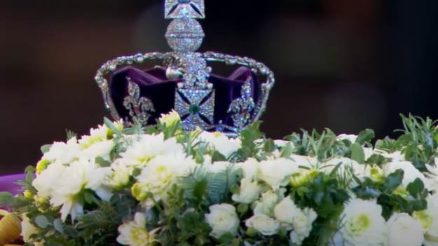 RMF Extra: Strażnik zasłabł, pełniąc wartę przy trumnie królowej Elżbiety II. Wszystko nagrała kamera [WIDEO]