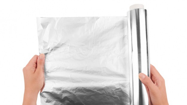 RMF Extra: Folia aluminiowa. Matowa i błyszcząca strona - do czego służą? Właściwości, zastosowanie