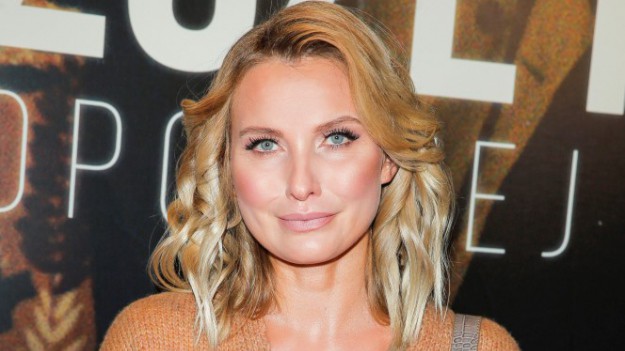 RMF Extra: Joanna Moro karmi córeczkę piersią w odważnej sesji zdjęciowej. "Te zdjęcia to kicz"