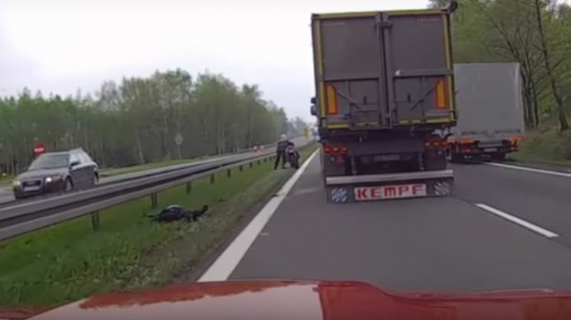 RMF Extra: Szokujący wypadek. Kobieta spadła z motocykla w trakcie jazdy