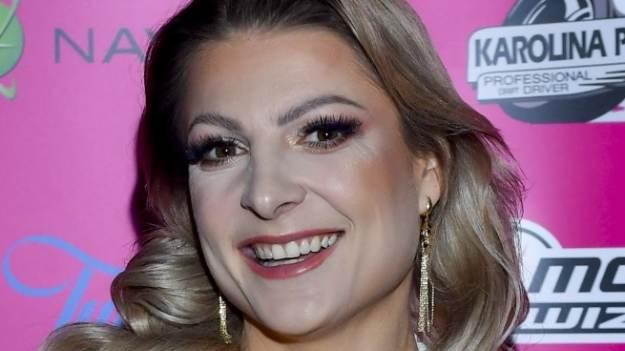 RMF Extra: Magdalena Narożna pozuje w koronkowej halce. Nie założyła biustonosza i zrezygnowała z filtrów [FOTO]