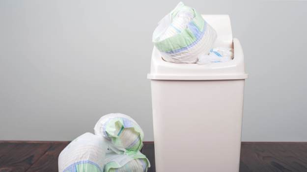 RMF Extra: Do jakiego kosza wyrzucać pampersy i mokre chusteczki? Niektórzy nadal mają z tym problem