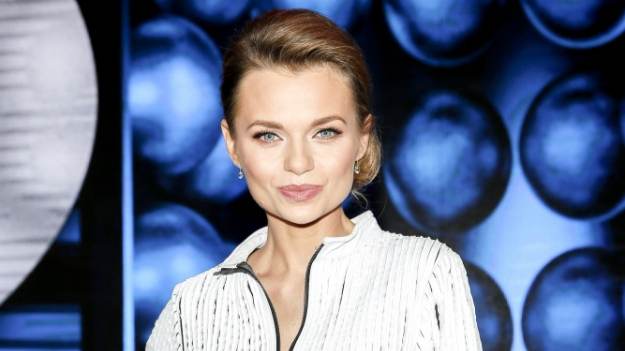 RMF Extra: Emilia Komarnicka pozuje z nagim biustem. Dawno nie odsłoniła tak wiele [ZDJĘCIE]