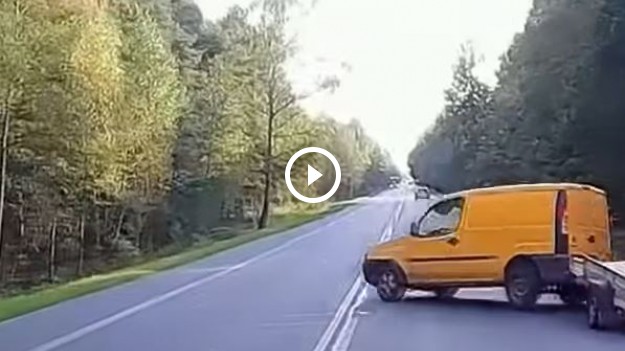 RMF Extra: Tego lepiej nie robić na drodze! Kierowca przesadził z załadowaniem przyczepki [WIDEO]