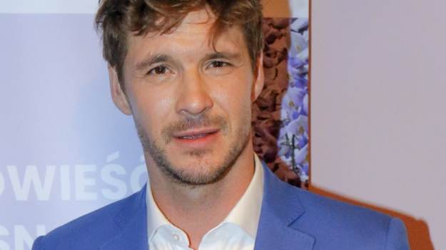 RMF Extra: Mikołaj Roznerski i nowa partnerka? Aktor "M jak miłość" wymownie komentuje doniesienia!