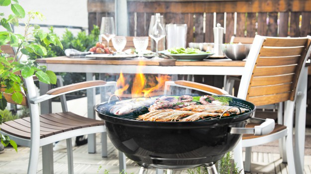 RMF Extra: Majówka 2020. Grill na balkonie - Czy można dostać mandat?