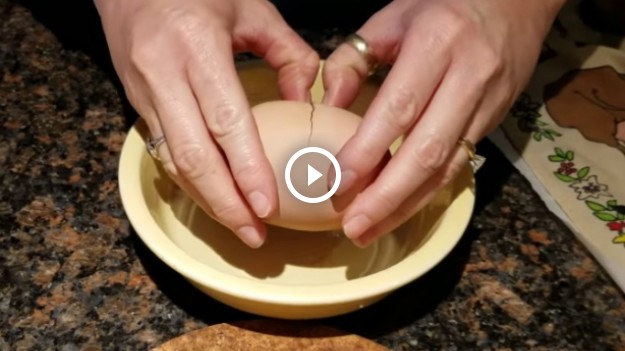 RMF Extra: Kura zniosła jajko z niespodzianką! Jak to możliwe? Ten film podbija Internet