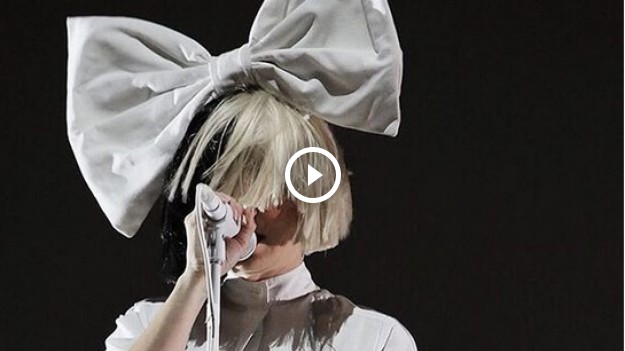 RMF Extra: Sia w końcu odsłoniła twarz. A wszystko przez wiatr!