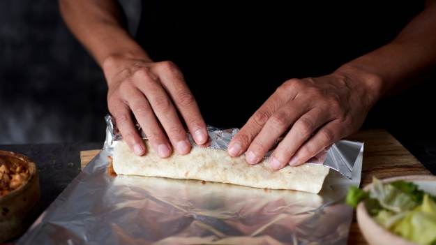 RMF Extra: Jak poprawnie używać folii aluminiowej? To właśnie dlatego z jednej strony jest błyszcząca, a z drugiej matowa