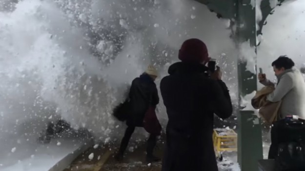 RMF Extra: Spektakularne zderzenie pociągu z zaspą w slow motion zobaczyło już 5 milionów osób!