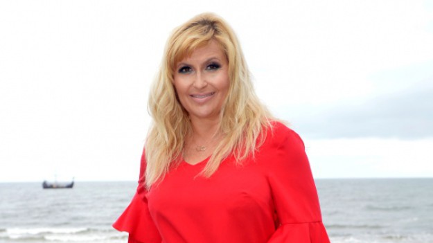 RMF Extra: Katarzyna Skrzynecka kusi głębokim dekoltem. "Jaki Holiłud, taka J.Lo" - żartuje aktorka