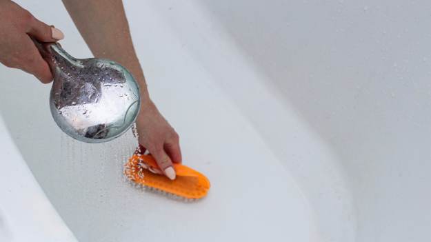 RMF Extra: Żółte plamy i osad z kamienia znikną z wanny w mig. Patent, który zmienia wszystko