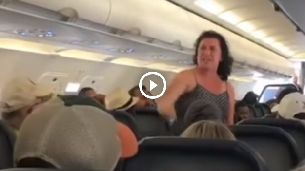 RMF Extra: Do czego może doprowadzić przekierowanie lotu? Ta kobieta wpadła w prawdziwą furię! [WIDEO]