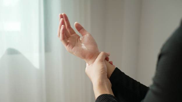 Drętwienie rąk – co oznacza i kiedy warto się tym..