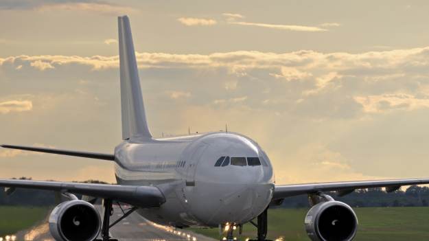 RMF Extra: Spóźniła się na samolot. Zaczęła go gonić po pasie startowym [WIDEO] 