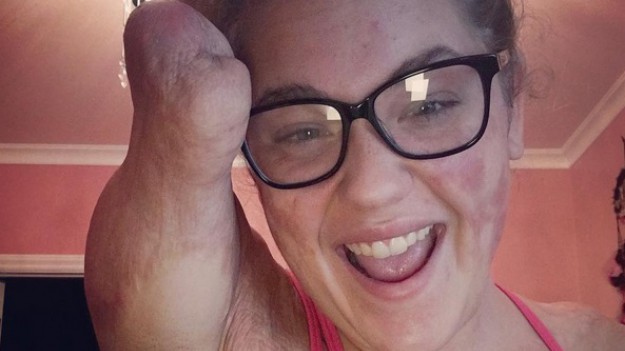 RMF Extra: Nie ma obu rąk i nóg. Mimo tego jest mistrzynią makijażu!