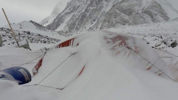 RMF Extra: Kolejny wypadek Polaków na K2. Rafał Fronia ma złamane przedramię