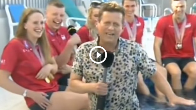 RMF Extra: Dziennikarz próbował przeprowadzić wywiad z pływakami. W trakcie rozmowy wpadł do basenu... [WIDEO]