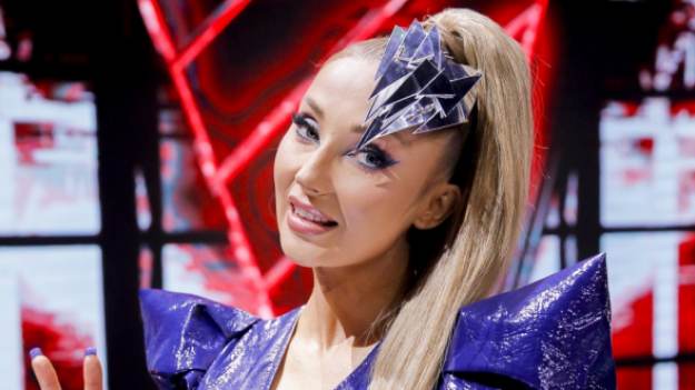 RMF Extra: Neonowa Cleo w negliżu. Pozuje subtelnie i uwodzicielsko [FOTO]