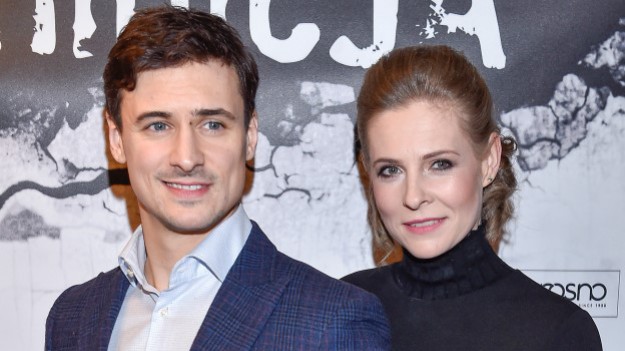 RMF Extra: Mateusz Damięcki zdradził płeć i imię drugiego dziecka. Aktor opublikował uroczy rodzinny kadr