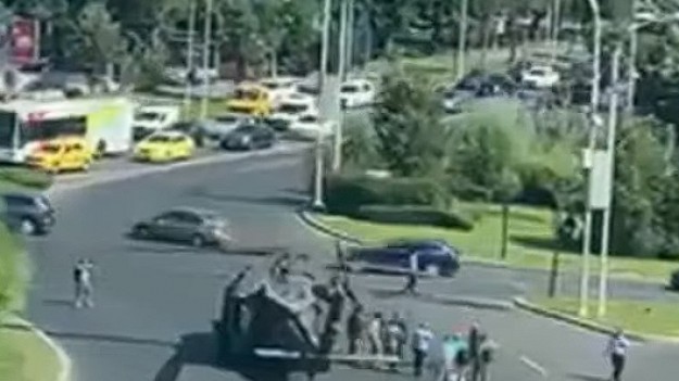 RMF Extra: Niecodzienny widok w samym centrum miasta! Helikopter awaryjnie wylądował na ulicy [WIDEO]