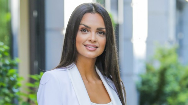 RMF Extra: Zmysłowa Klaudia El Dursi. Wybrała szlafrok, który sporo odsłania! [ZDJĘCIE]