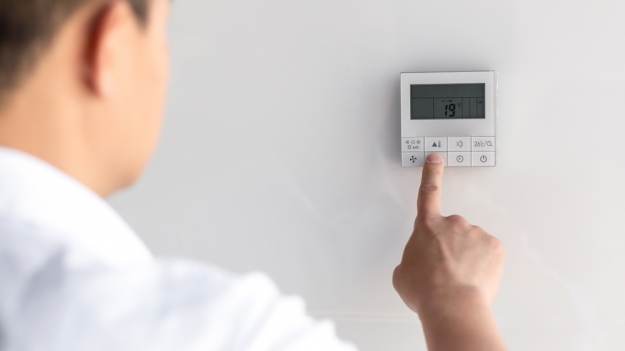 RMF Extra: Klimatyzacja w pracy - bardziej szkodzi czy pomaga?