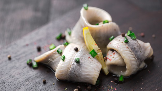 RMF Extra: Groźne bakterie w śledziach. GIS wydał ostrzeżenie