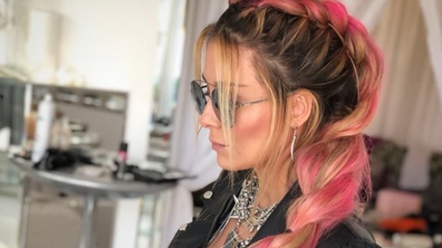 RMF Extra: Małgorzata Rozenek-Majdan - drapieżna i zbuntowana: Skóra, brzuszek i różowe warkocze!