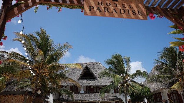 RMF Extra: Skandal w "Hotelu Paradise"? Premiera nowego odcinka przesunięta. Padają poważne oskarżenia